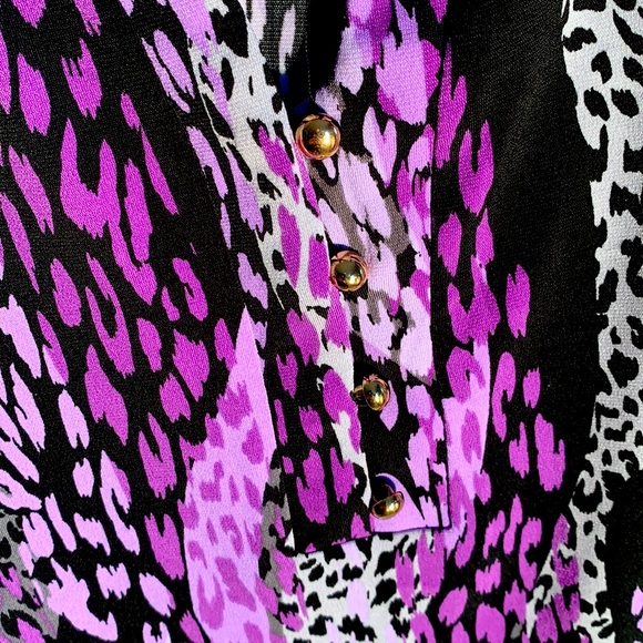 Easy care gold color buttons on V Neck - Picture 5 of 5